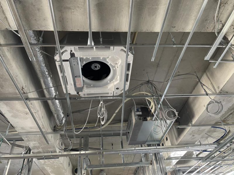 設備機器吊り込み